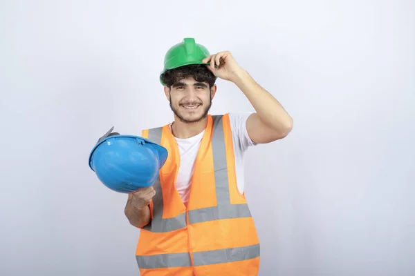 Joven Trabajador Construcción Con Sombreros Pie Sobre Fondo Blanco Foto — Foto de Stock