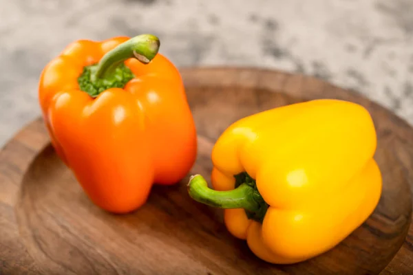 Two Sweet Bell Peppers Placed Wooden Plate High Quality Photo — ストック写真