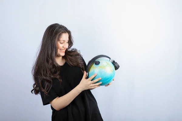 Souriant Belle Jeune Femme Debout Tenant Globe Dans Des Écouteurs — Photo