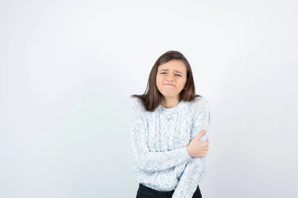 Aufnahme Eines Jungen Mädchens Pullover Das Schmerzen Arm Hat Hochwertiges — Stockfoto