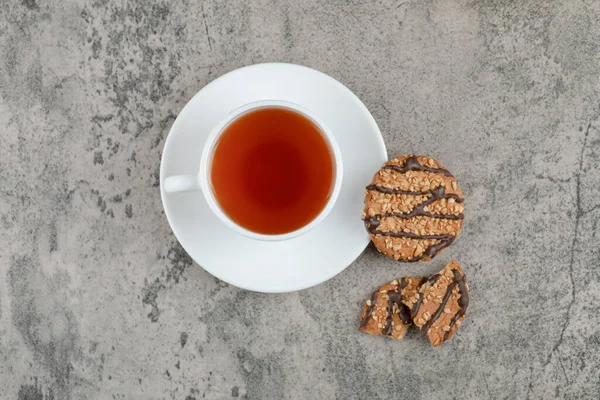 Susamlı kurabiyeler ve mermer yüzeyde iki fincan çay. Yüksek kalite fotoğraf