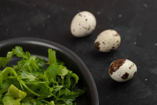 Pan Hojas Perejil Huevos Codorniz Superficie Negra Foto Alta Calidad — Foto de Stock