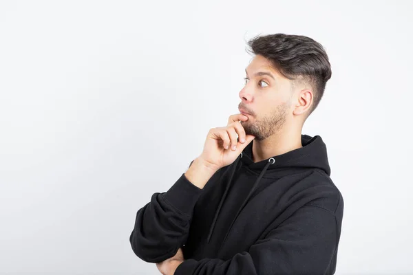 Beeld Van Een Jonge Man Zwarte Hoodie Staand Poserend Hoge — Stockfoto