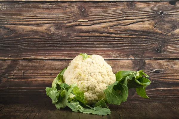 Fresh Cauliflower Green Leaves Placed Wooden Background High Quality Photo — Stock Photo, Image