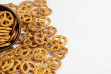 Beyaz arka planda bir kase lezzetli tuzlu kraker. Yüksek kalite fotoğraf