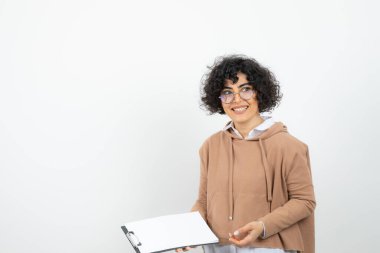 Beyaz arka planda poz veren genç bir kadın