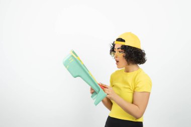 Beyaz arka planda poz veren genç bir kadın