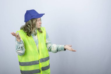 Üniformalı genç bayan mimar neler olduğunu anlamaya çalışıyor. Yüksek kalite fotoğraf