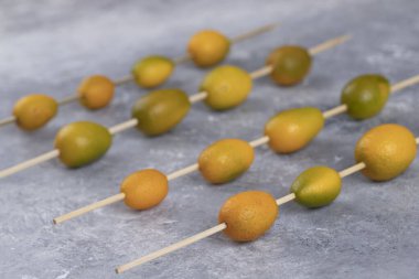 Mermer arka planda taze kumkatlı yemek çubukları. Yüksek kalite fotoğraf