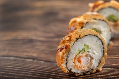 Tahta bir masanın üzerine taze suşi ruloları. Yüksek kalite fotoğraf