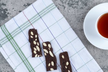 Fındıklı kakao ekmeği ve mermer yüzeyde bir fincan aromalı çay. Yüksek kalite fotoğraf