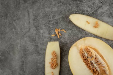 Mermer yüzeyine yarısı kesilmiş taze kavun. Yüksek kalite fotoğraf
