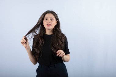 Beyaz arka planda duran siyahlı genç kadın portresi. Yüksek kalite fotoğraf