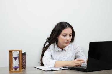 İş kadını masada oturuyor ve toplantı için dizüstü bilgisayar kullanıyor. Yüksek kalite fotoğraf
