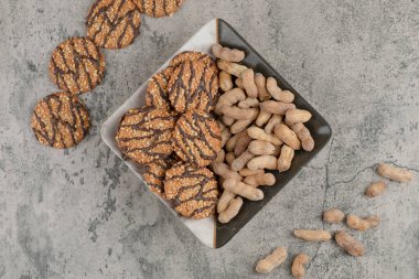 Taş bir arka planda yulaflı kurabiye ve fındıklı güzel bir tabak. Yüksek kalite fotoğraf