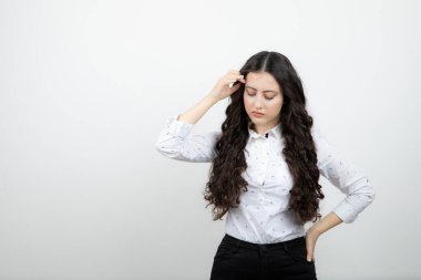 Ayakta durup düşünen düşünceli bir kadının portresi. Yüksek kalite fotoğraf