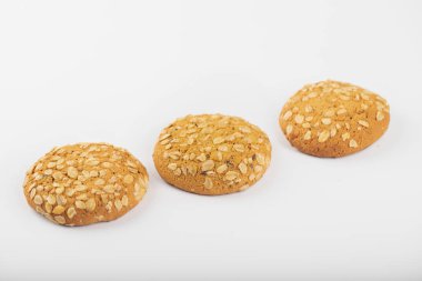 Beyaz arka plana yerleştirilmiş çok tahıllı kurabiyeler. Yüksek kalite fotoğraf