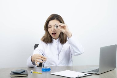 Laboratuvardaki genç kadın bilim adamı.