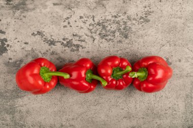 Taş zemine yerleştirilmiş tatlı kırmızı dolmalık biberler. Yüksek kalite fotoğraf