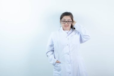 Doktor üniformalı genç bir kız ayakta ve poz veriyor. Yüksek kalite fotoğraf