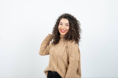 Beyazın üzerinde kırmızı rujlu kıvırcık kadın resmi. Yüksek kalite fotoğraf