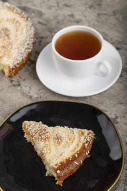 Kek dilimleri ve hindistan cevizi dilimleri bir taş masaya konur. Yüksek kalite fotoğraf