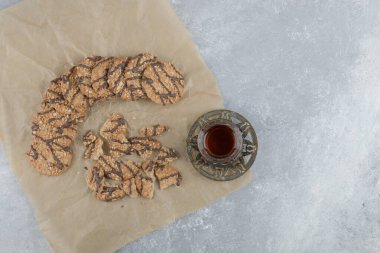 Birkaç sağlıklı yulaf ezmeli kurabiye ve bir fincan çayla çikolata şurubu. Yüksek kalite fotoğraf