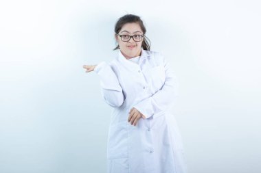 Doktor üniformalı genç bir kız ayakta ve poz veriyor. Yüksek kalite fotoğraf