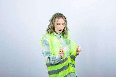 Üniformalı kadın mimarın portresi beyaz duvarın üzerinde şok etkisi yaratıyor. Yüksek kalite fotoğraf