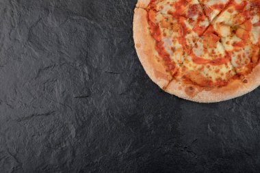 Siyah yüzeyde baharatlı tavuk pizzası. Yüksek kalite fotoğraf