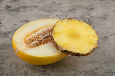 Yarım dilimlenmiş kavun ve arka planda ananas dilimi. Yüksek kalite fotoğraf