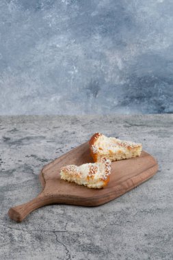 Misket masasında lezzetli pastalar olan ahşap bir kesim tahtası. Yüksek kalite fotoğraf