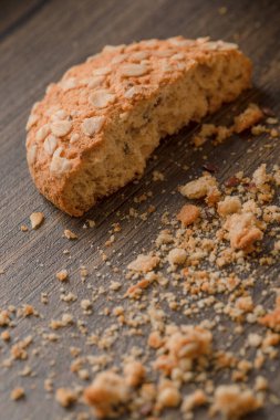 Tahta masadaki tohumlu lezzetli yulaf ezmeli bisküviler. Yüksek kalite fotoğraf