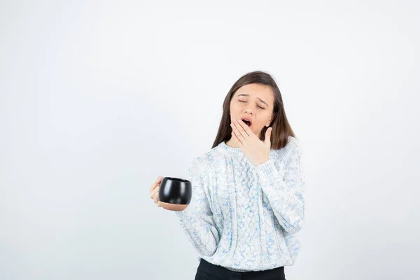 Jovem Segurando Uma Xícara Café Quente Bocejo Foto Alta Qualidade — Fotografia de Stock