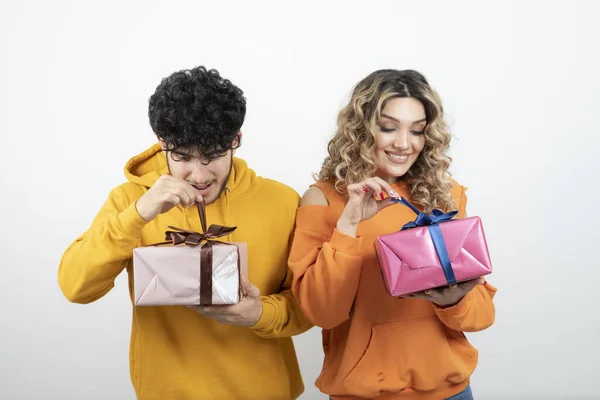 Retrato Pareja Joven Guapa Abriendo Los Primeros Regalos Vacaciones Foto — Foto de Stock