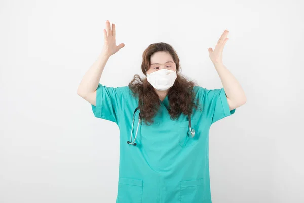 Foto Van Een Jong Meisje Groen Uniform Met Medisch Masker — Stockfoto