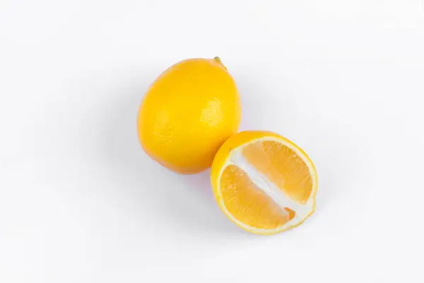 Limones Jugosos Medio Cortados Aislados Sobre Fondo Blanco Foto Alta — Foto de Stock