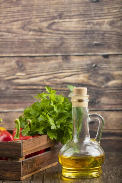 Houten Doos Met Verse Paprika Olijfolie Houten Ondergrond Hoge Kwaliteit — Stockfoto