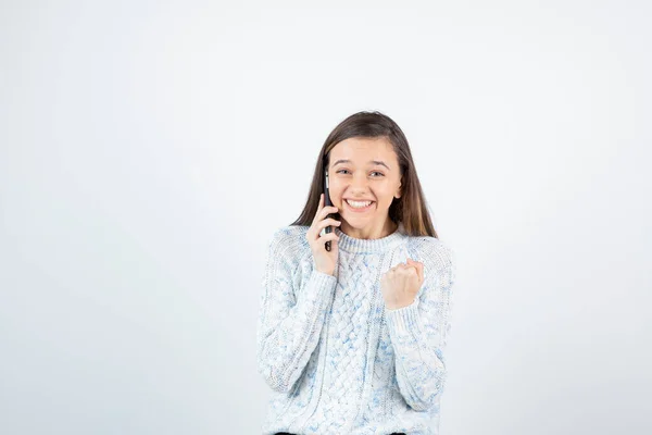 Porträt Eines Jungen Mädchens Wollpullover Das Mit Jemandem Telefoniert Hochwertiges — Stockfoto