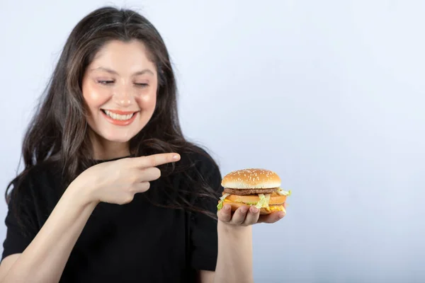 Foto Der Schönen Jungen Frau Zeigt Köstlichen Fleisch Burger Foto — Stockfoto