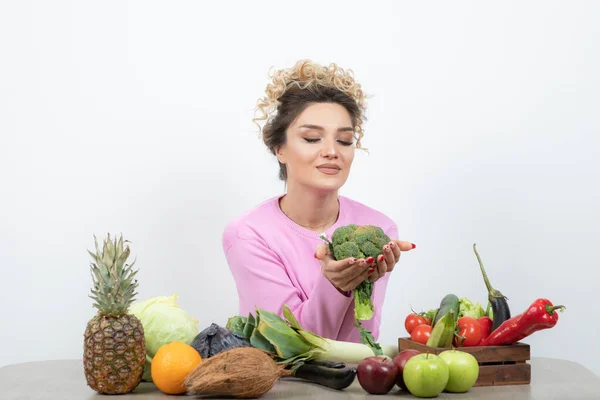 Curly Woman Sitting Table Holding Fresh Broccoli High Quality Photo — Stock Photo, Image