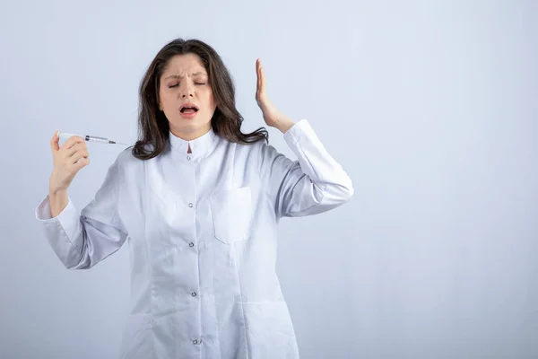 Photo Young Doctor Syringe Screaming White Background High Quality Photo — Fotografia de Stock