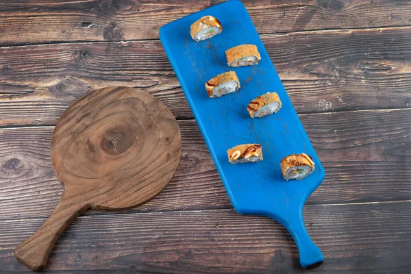 Ein Hölzernes Brett Aus Sushi Rollen Mit Garnelen Avocado Käse — Stockfoto