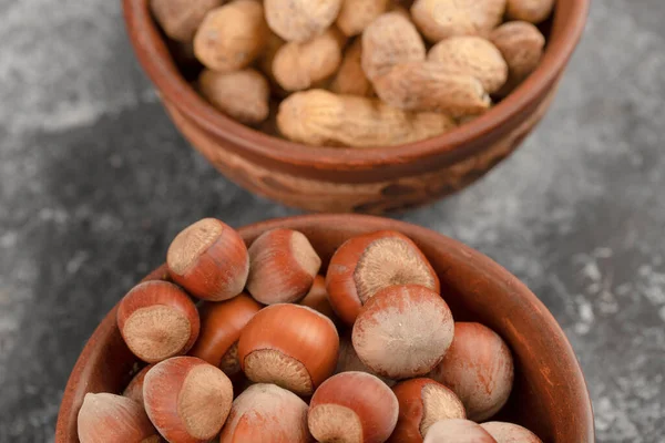 Tigelas Cheias Amendoins Saudáveis Avelãs Com Casca Colocadas Uma Mesa — Fotografia de Stock