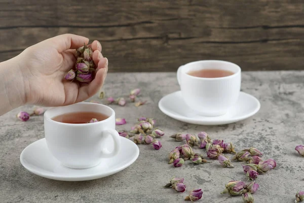 Vrouwelijke Hand Voegt Gedroogde Bloemen Toe Aan Kop Thee Marmeren — Stockfoto