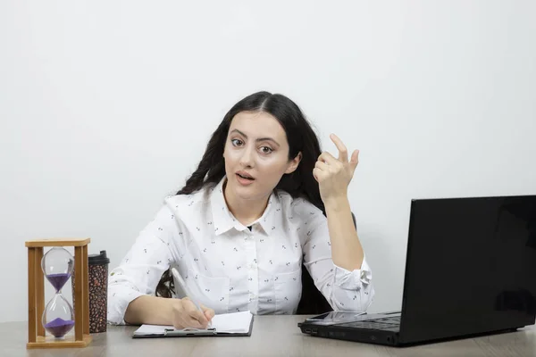Ung Kvinnlig Anställd Med Vågigt Hår Sittande Vid Skrivbordet Högkvalitativt — Stockfoto