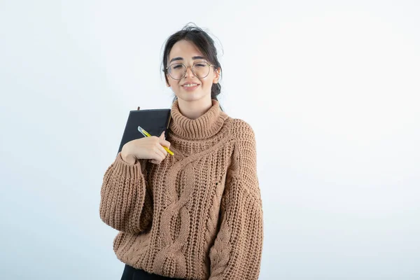 Foto Jovem Mulher Bonita Óculos Segurando Notebook Foto Alta Qualidade — Fotografia de Stock