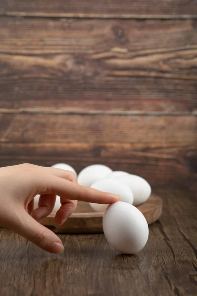 Vrouwelijke Hand Die Wit Rauw Houten Oppervlak Aanraakt Hoge Kwaliteit — Stockfoto