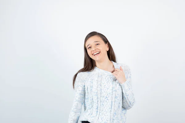 Joven Adolescente Pie Sonriendo Cámara Sobre Una Pared Blanca Foto — Foto de Stock