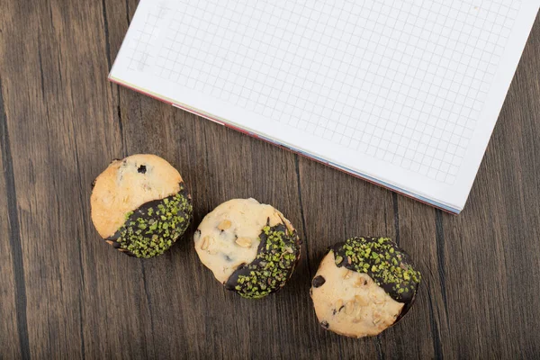 Delicioso Shortbread Dorado Con Cuaderno Blanco Colocado Mesa Madera Foto — Foto de Stock